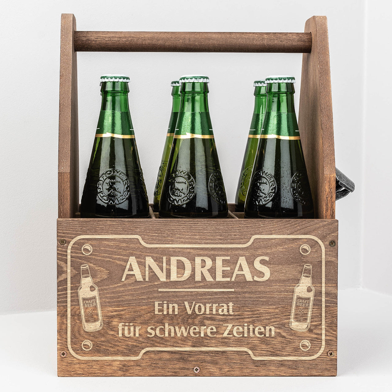 Gravierter Bierträger VORRAT FÜR SCHWERE ZEITEN Geschenk für Männer