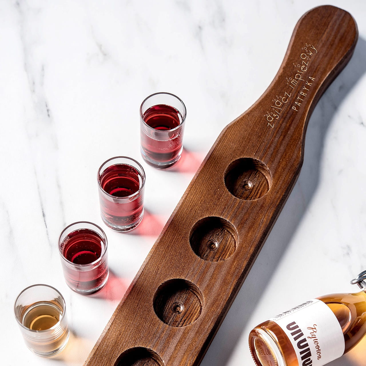 Deska z kieliszkami do shotów - prezent dla imprezowicza