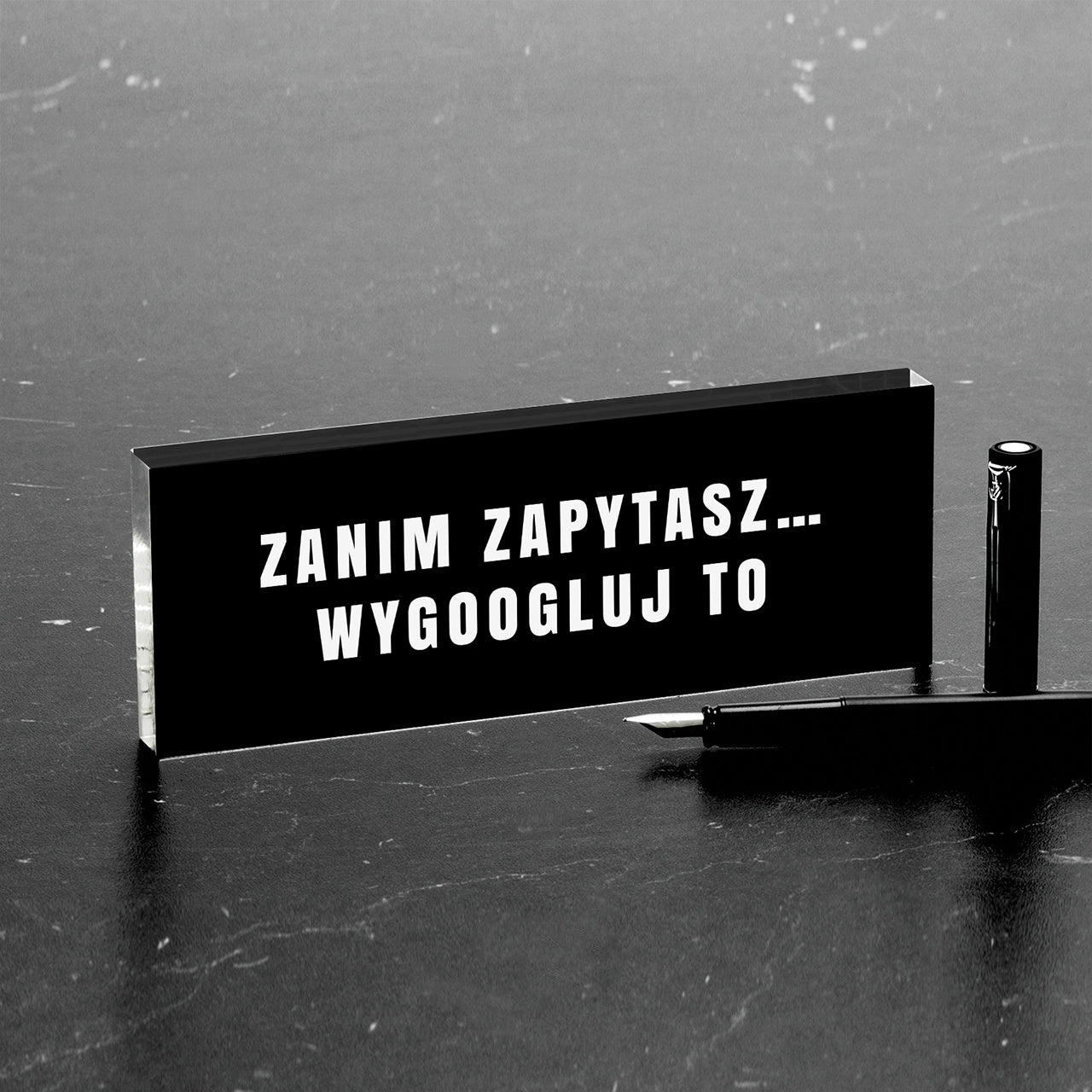 Stojący wizytownik na biurko - wygoogluj to