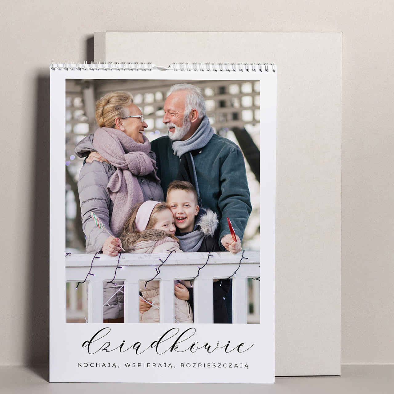 Wiszący kalendarz dla babci i dziadka - ze zdjęciami prezent dla dziadków prezent na Dzień Babci i Dziadka