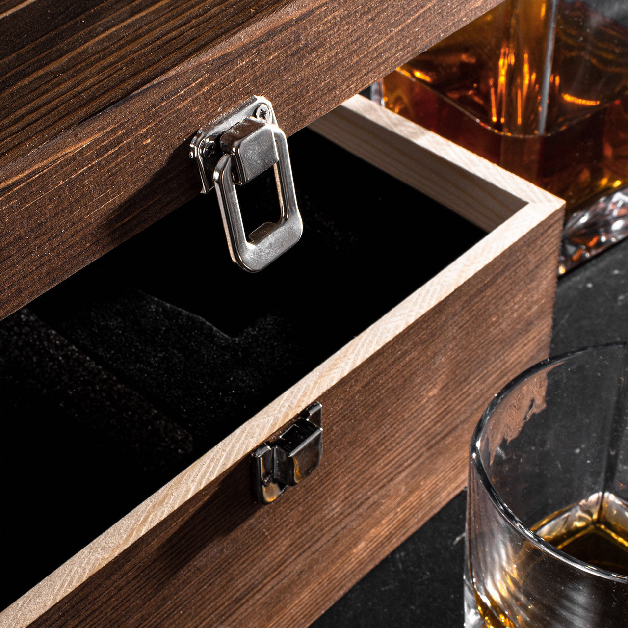 Karaffe mit Gravur und Gläsern in einer Holzkiste - elegantes Geburtstagsgeschenk