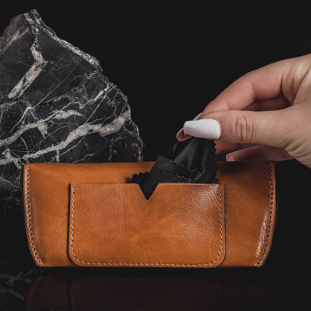 Personalizowane etui na okulary - prezent dla prawnika skórzany futerał na okulary prezent dla adwokata