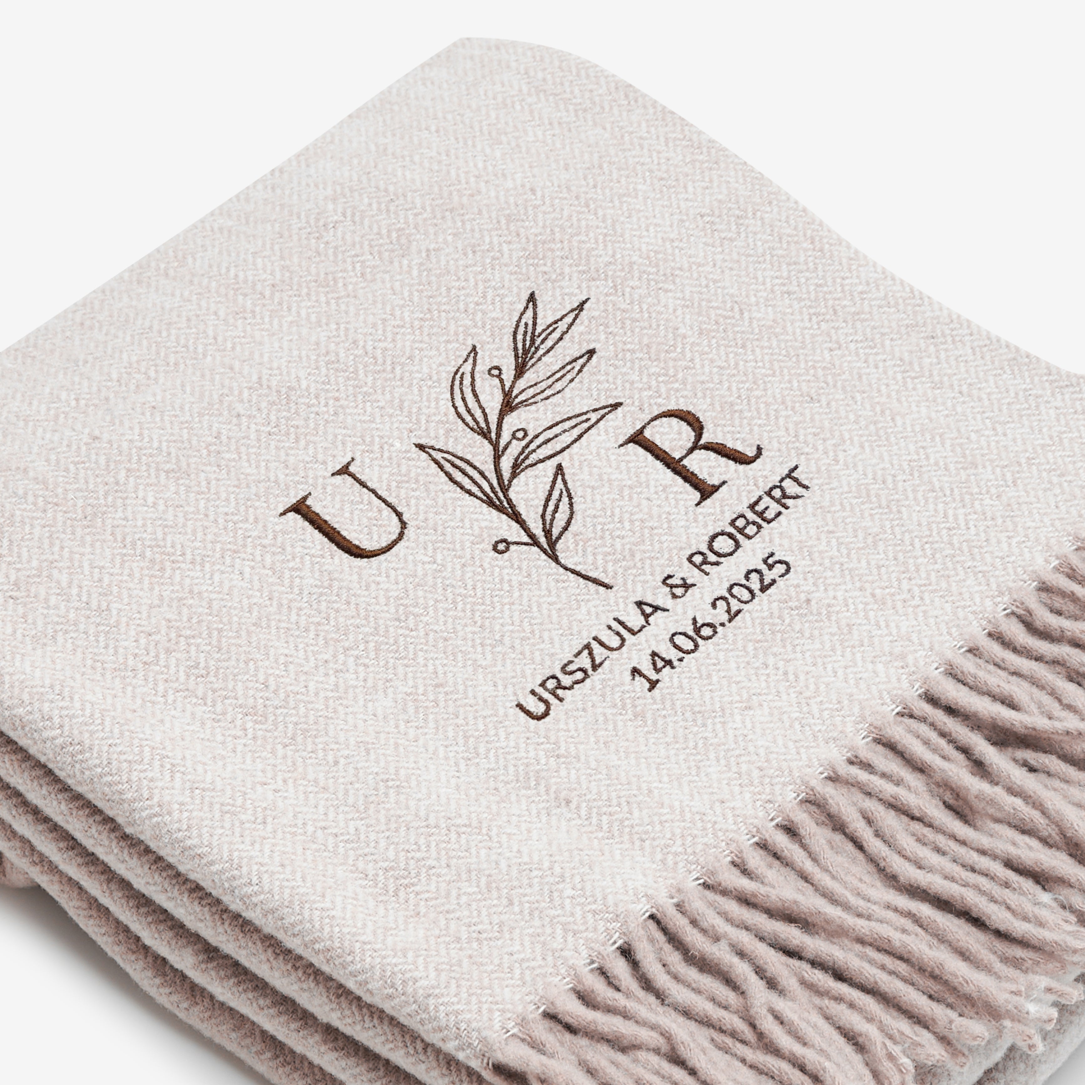 Haftowany koc z wełny - prezent ślubny dla znajomych koc z haftem personalizowany koc