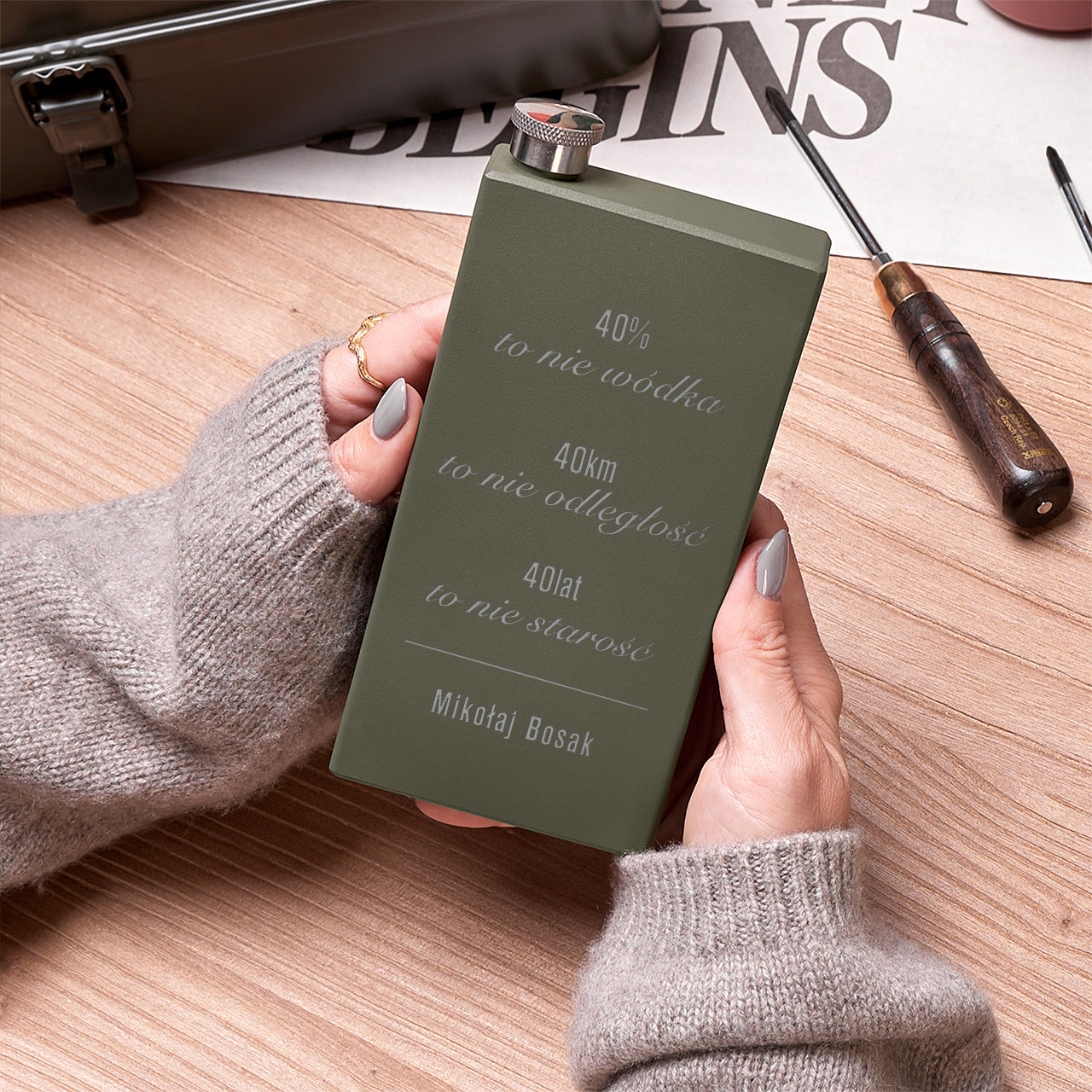 Grawerowana piersiówka na 40 urodziny dla kolegi