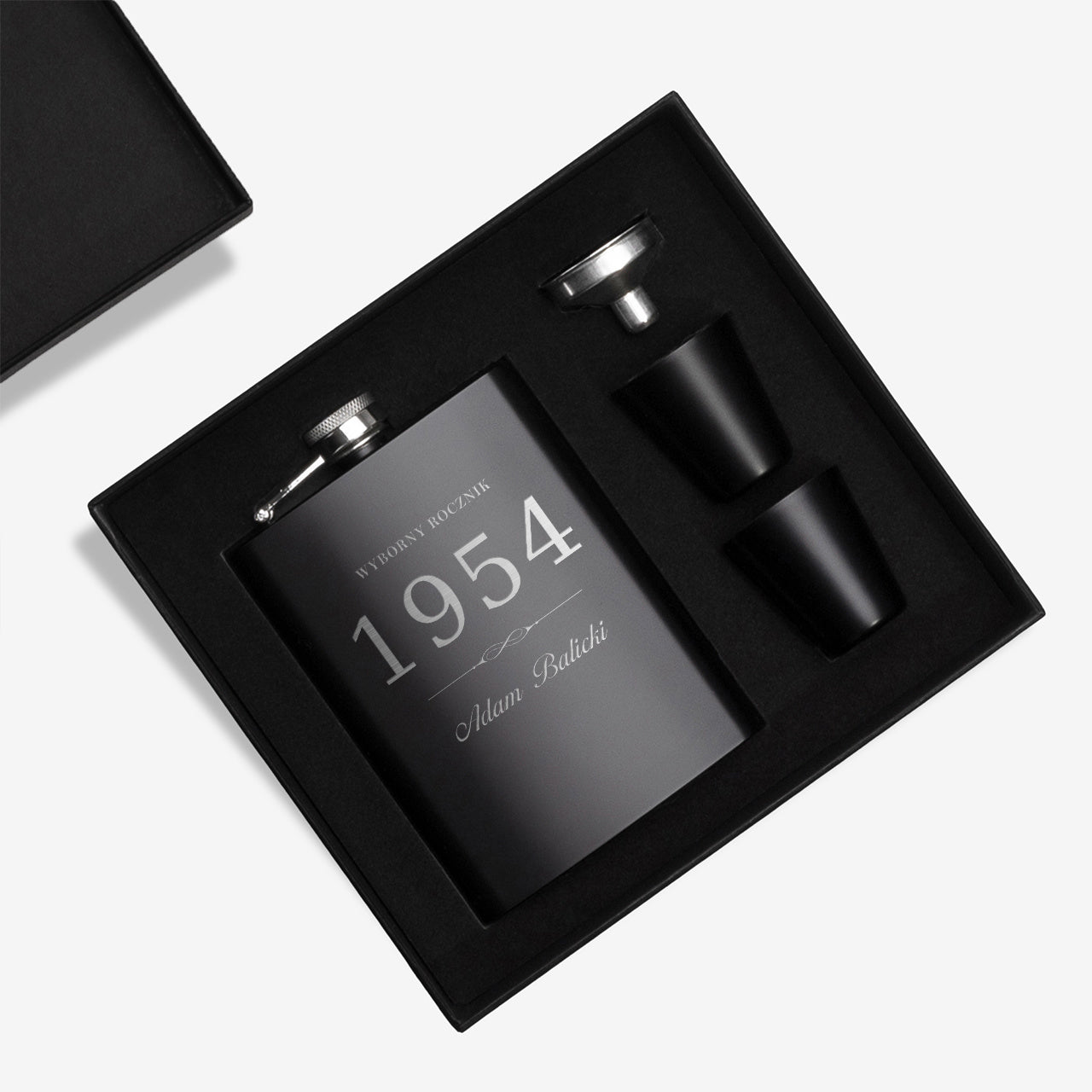 Piersiówka z kieliszkami na prezent urodzinowy dla mężczyzny prezent na urodziny dla męża