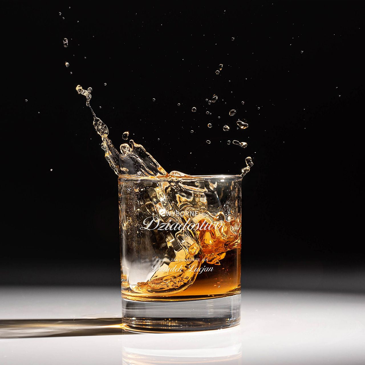Grawerowana szklanka do whisky - śmieszny prezent na Dzień Dziadka