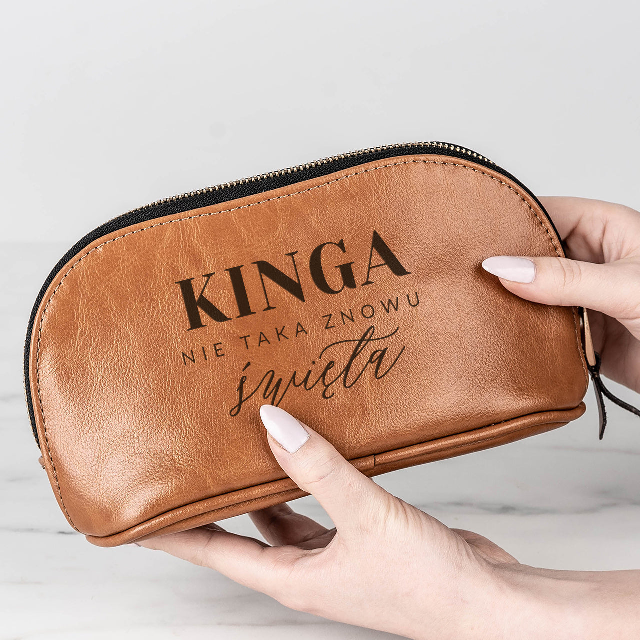 Skórzana kosmetyczka z personalizacją - świąteczny prezent dla żony