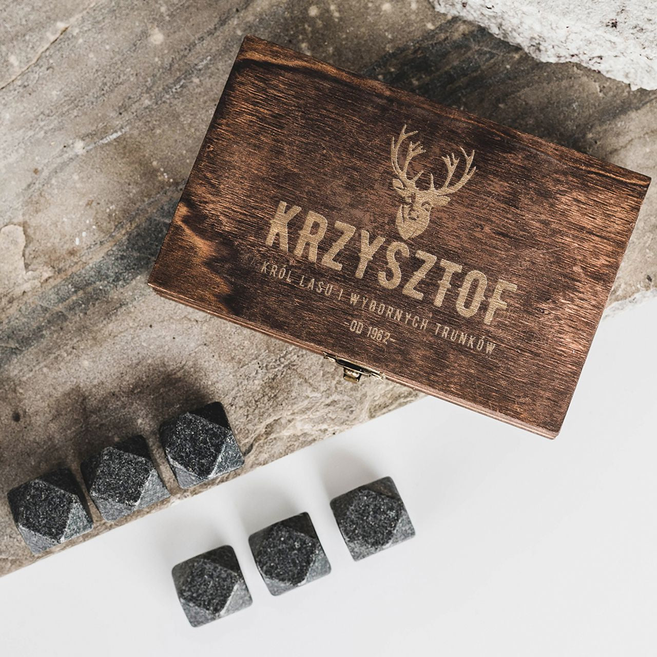 Grawerowane kamienie do whisky - prezent dla myśliwego kostki do whisky personalizowany prezent dla myśliwego