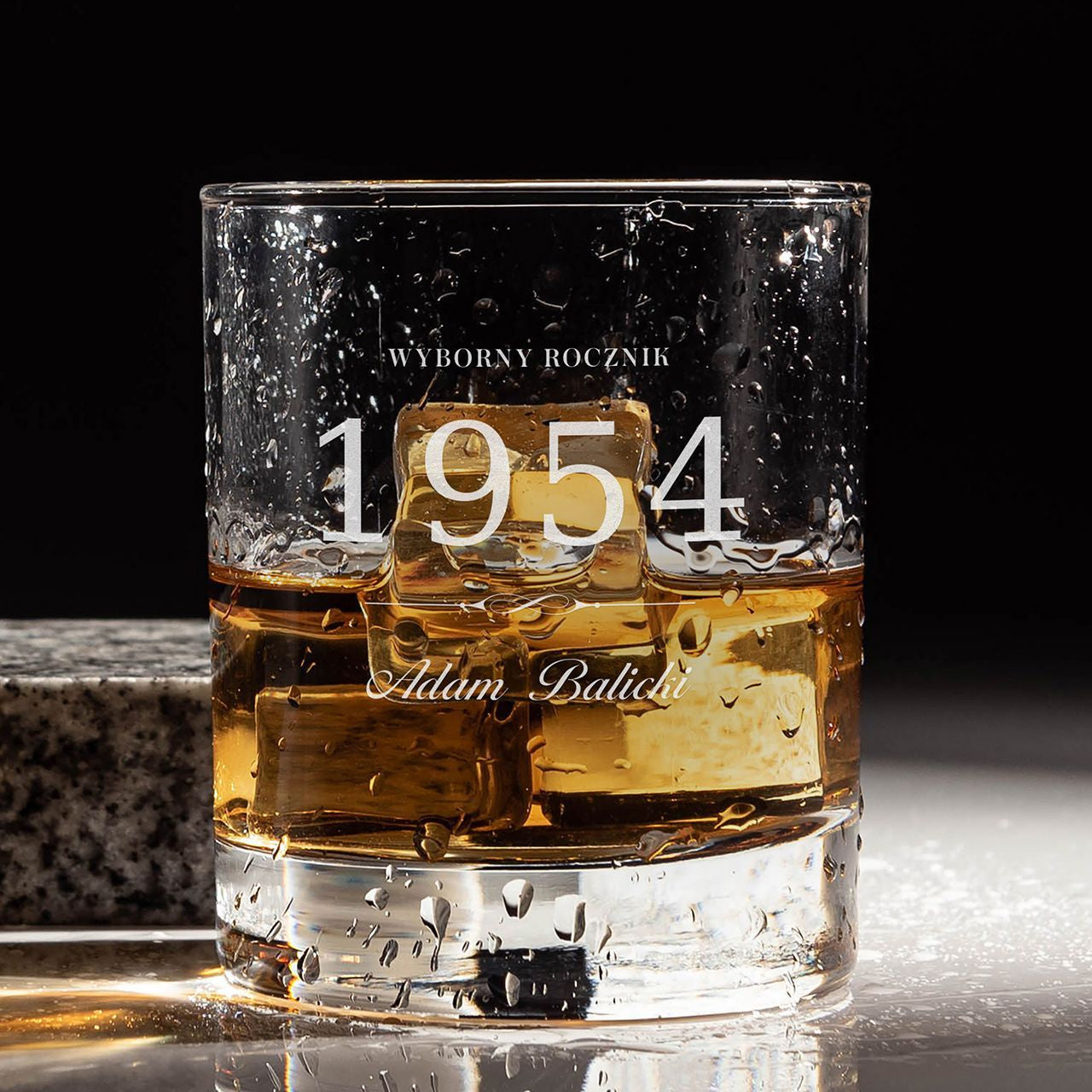 Grawerowana szklanka do whisky - elegancki prezent urodzinowy