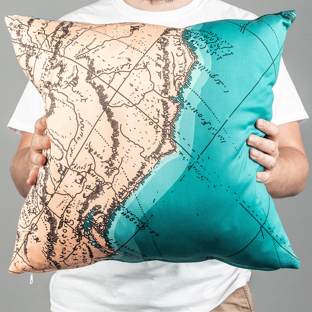 Poduszka dla podróżnika - Travel is my therapy - personalizowana