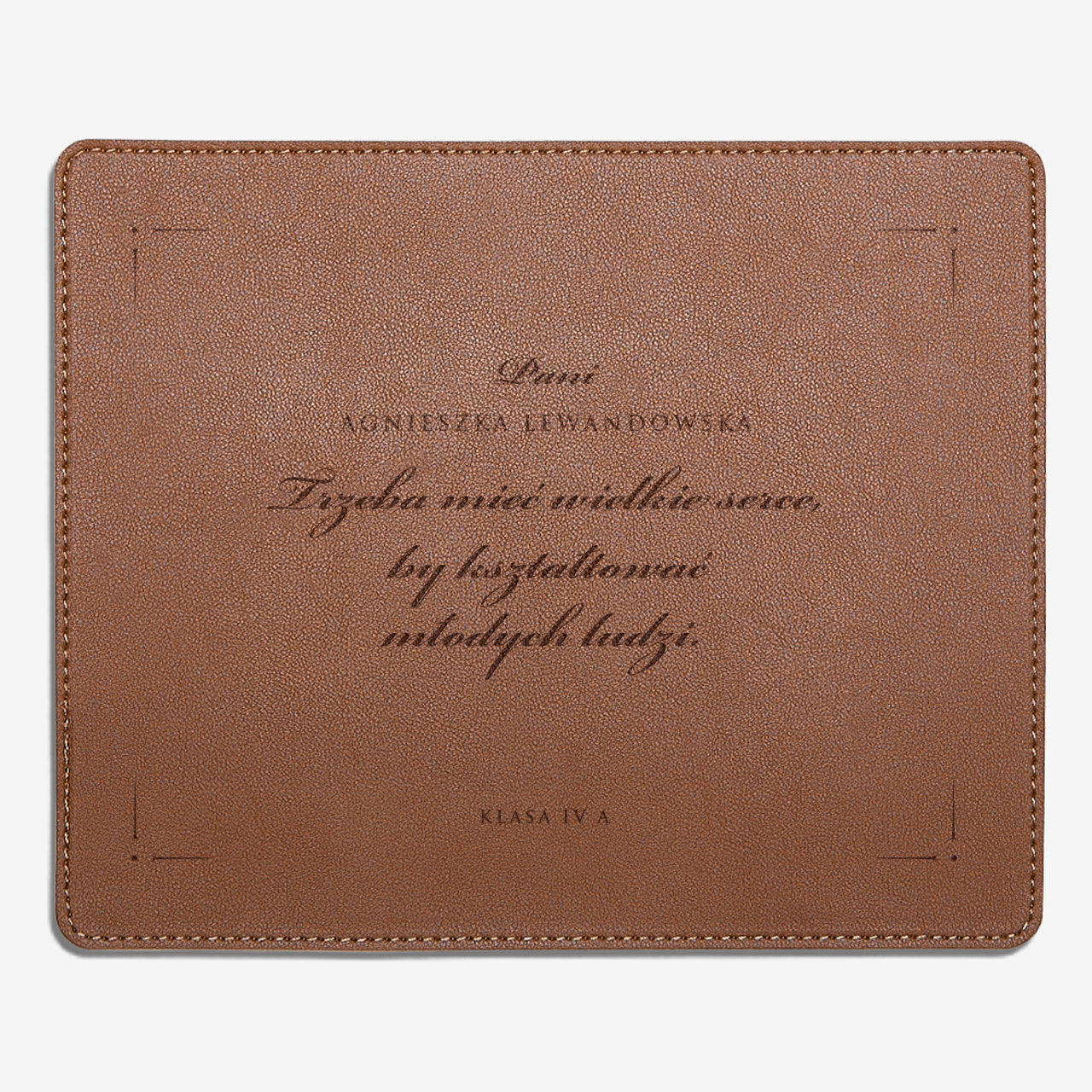 Grawerowana podkładka na biurko - praktyczny prezent na Dzień Nauczyciela