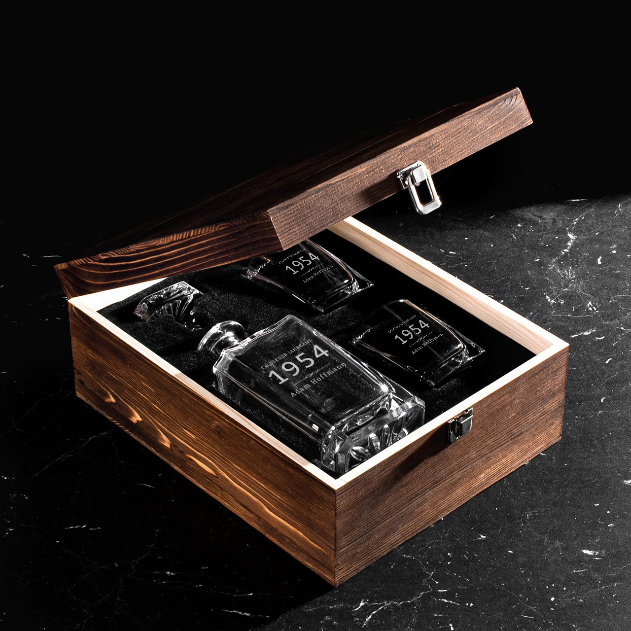 Karaffe mit Gravur und Gläsern in einer Holzkiste - elegantes Geburtstagsgeschenk