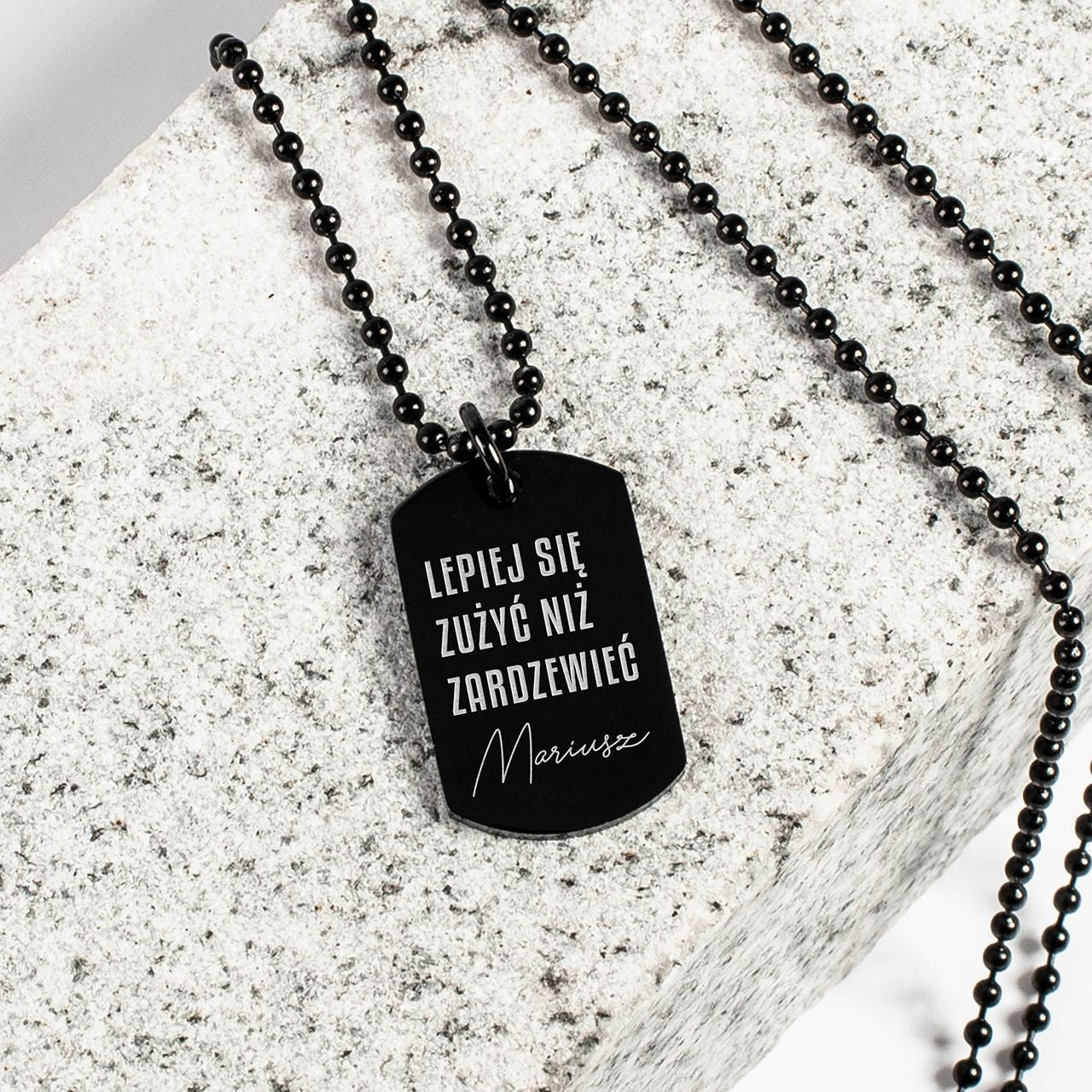 Nieśmiertelnik z cytatem dla niego - Lepiej się zużyć niż zardzewieć