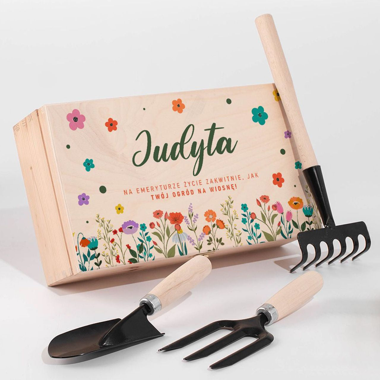 Narzędzia ogordowe w skrzynce dla emerytki