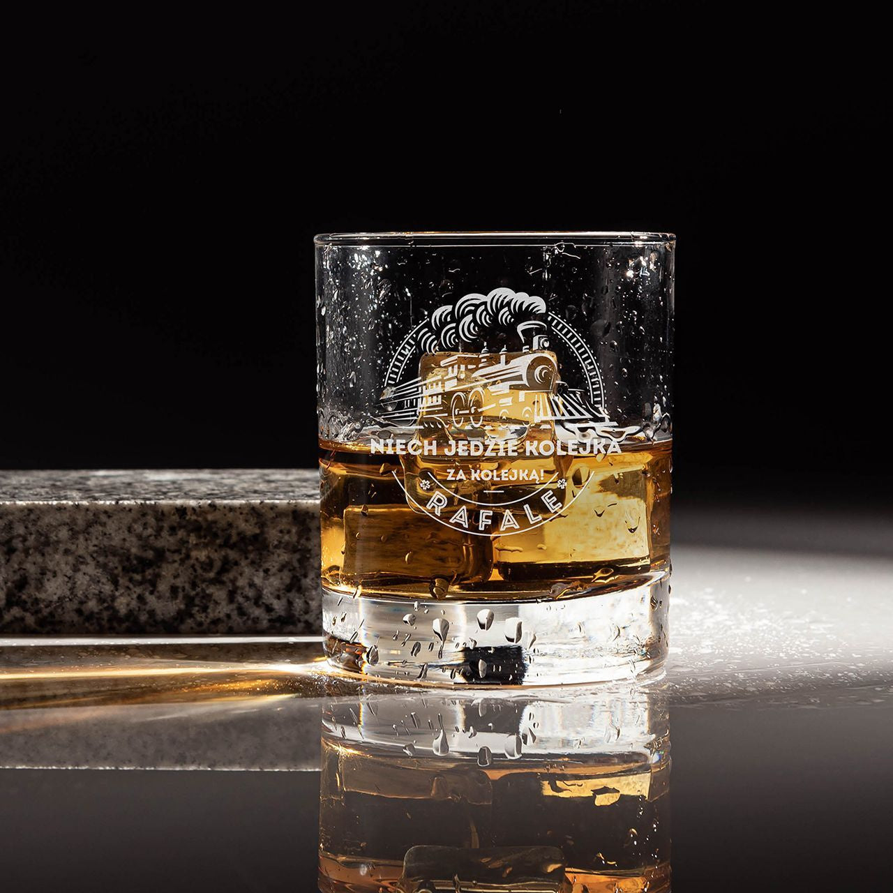 Grawerowana szklanka do whisky - prezent dla kolejarza