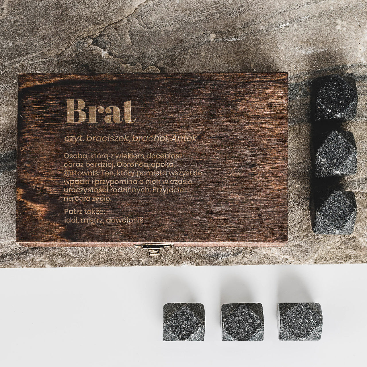 Grawerowane kamienie do whisky dla brata – definicja prezent dla miłośnika whisky prezent dla mężczyzny