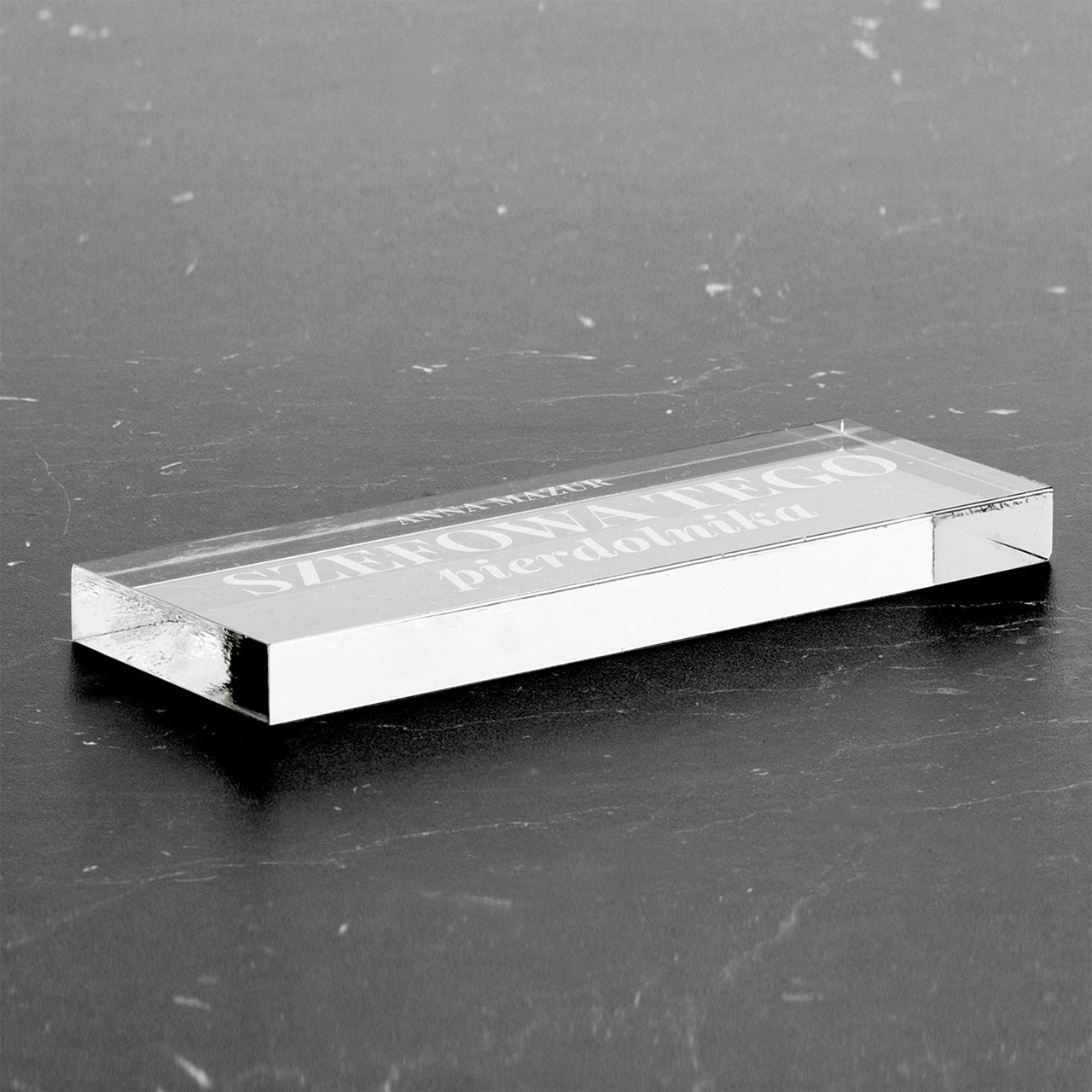 Grawerowany wizytownik - zabawny prezent dla szefowej pomysł na prezent dla szefowej upominek dla szefowej