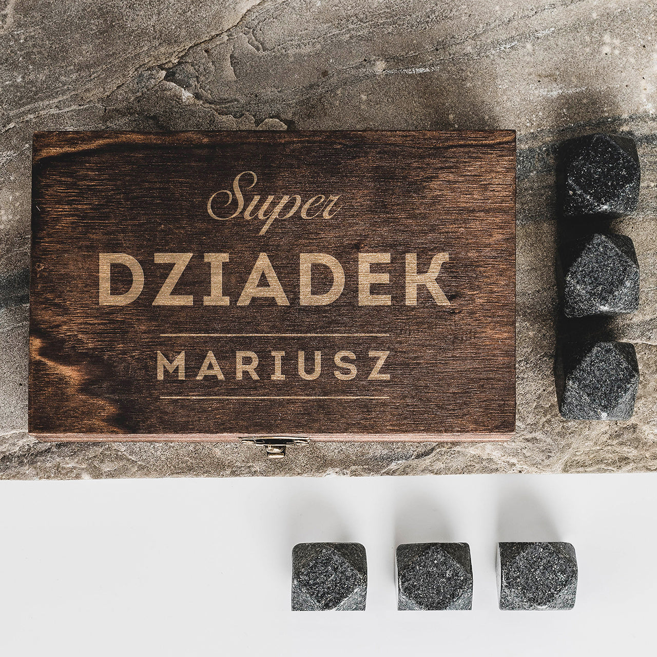 Granitowe kamienie do whiskey - prezent na Dzień Dziadka