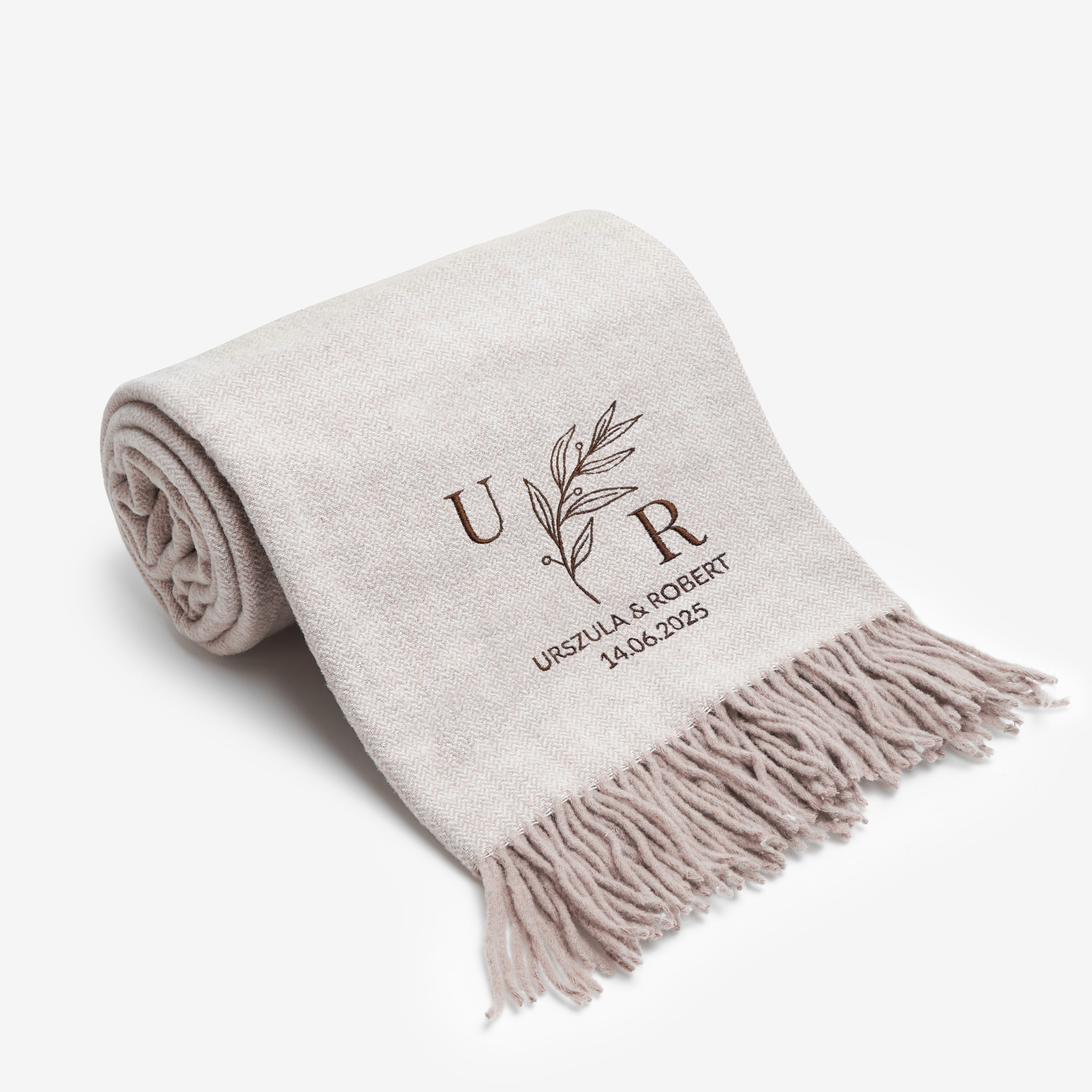 Haftowany koc z wełny - prezent ślubny dla znajomych koc z haftem personalizowany koc