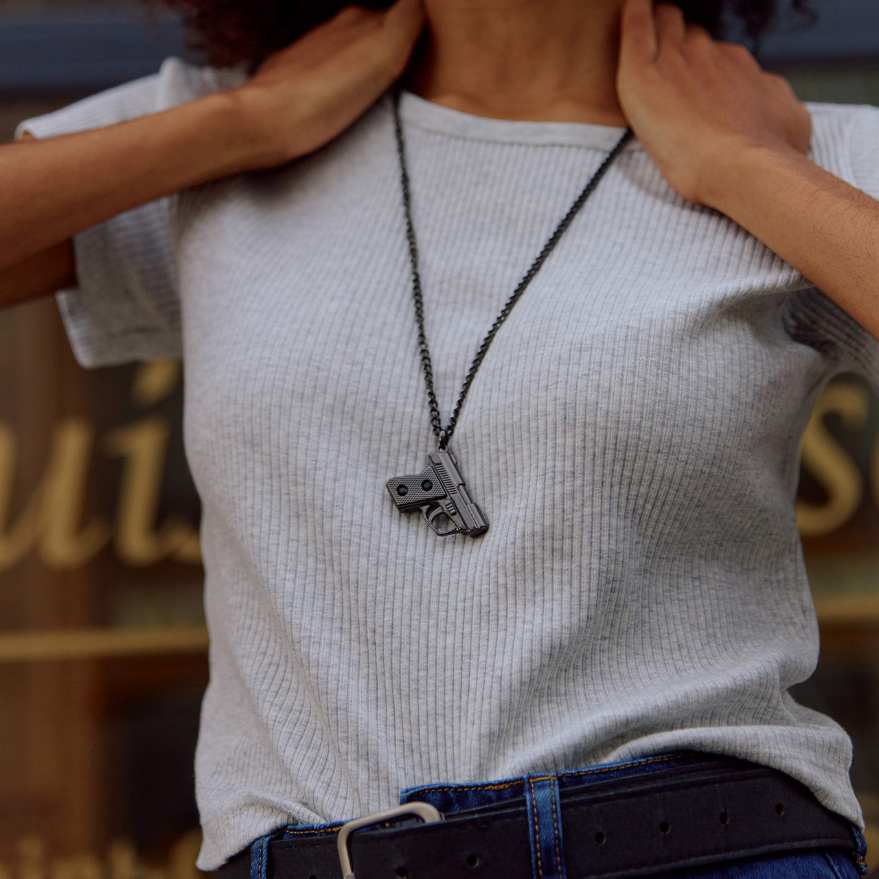 Naszyjnik z pistoletem