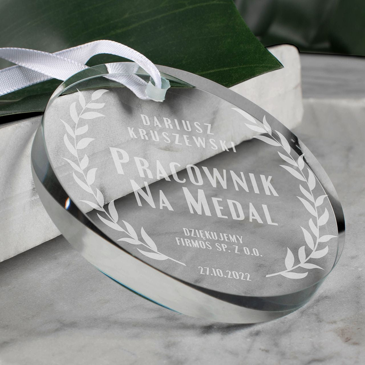 Grawerowana szklana zawieszka - Medal Dla Pracownika