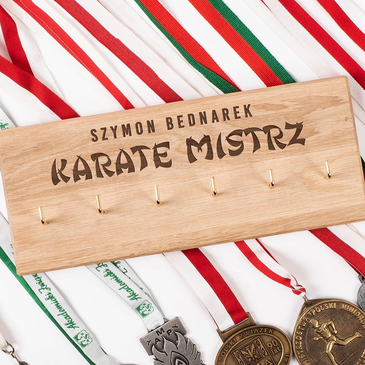 Personalizowany wieszak na medale- prezent dla karateki