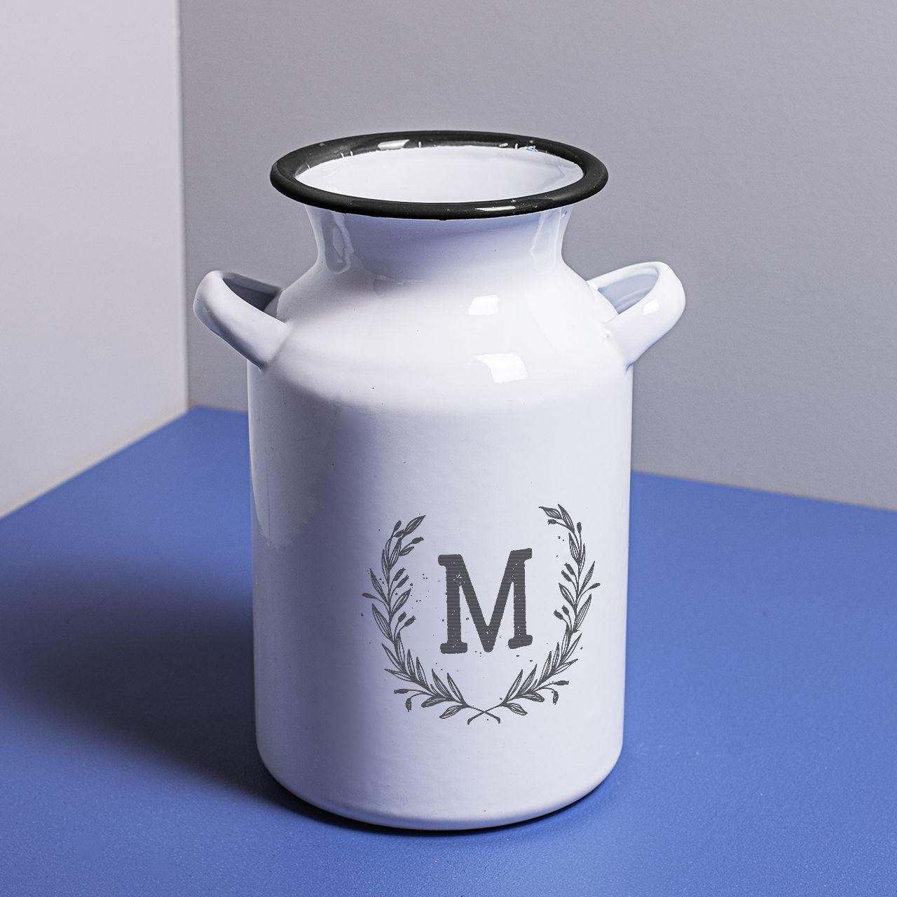 Emaliowany wazon z monogramem