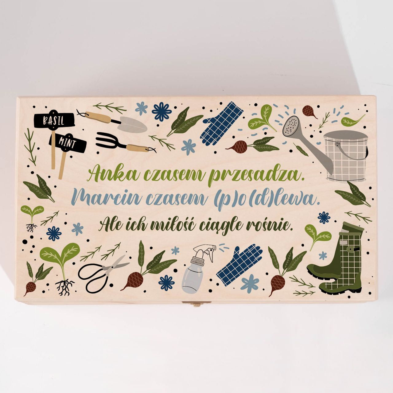 Prezent dla pary ogrodników - narzędzia w skrzynce personalizowanej