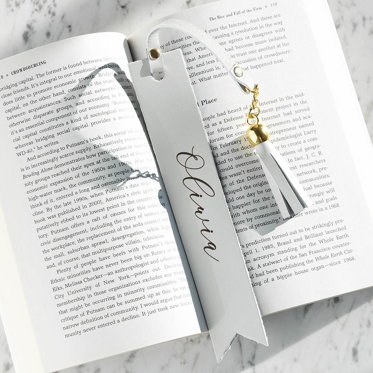 Szara skórzana zakładka do książki z imieniem