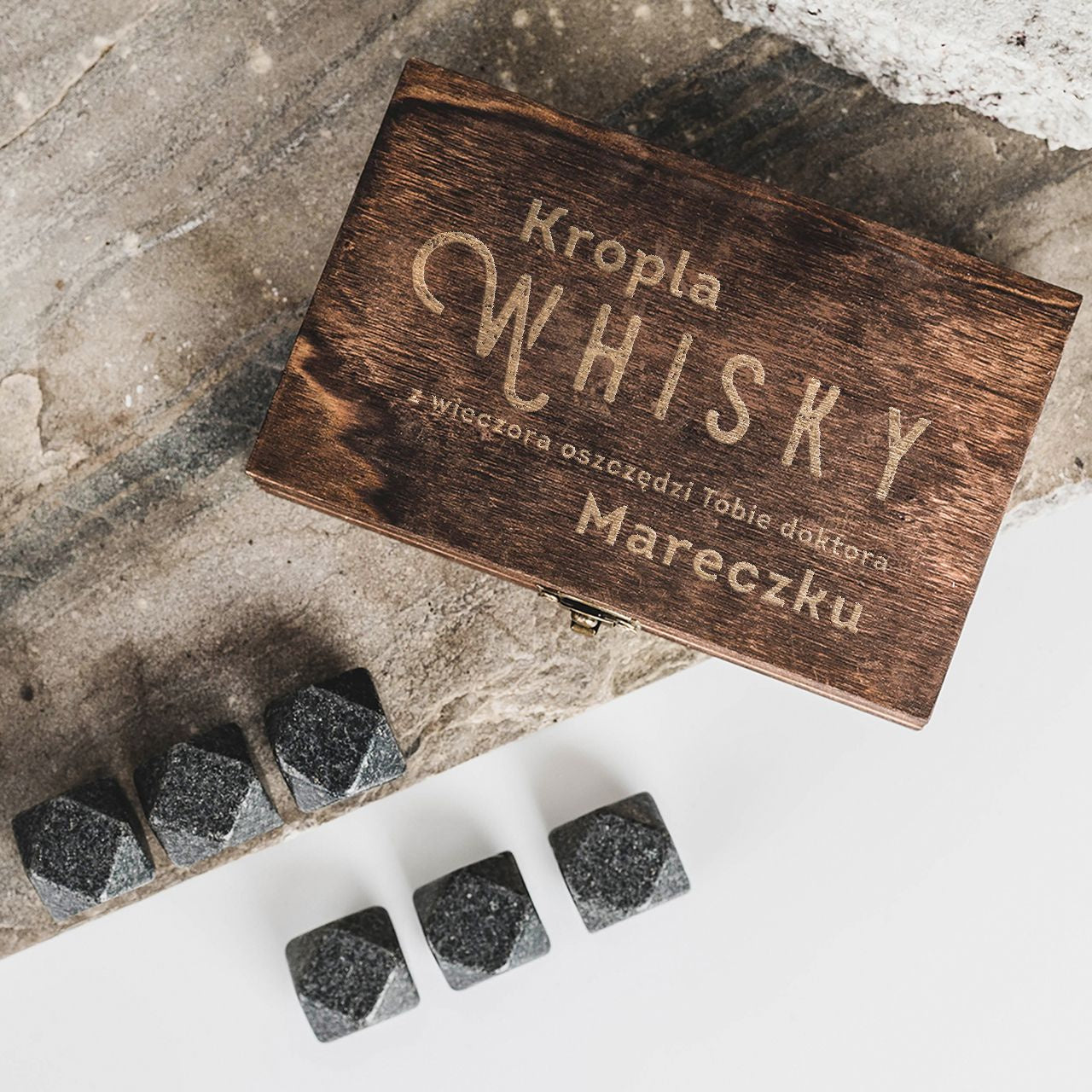 Kamienie do whisky w grawerowanym pudełku - elegancki prezent dla mężczyzny