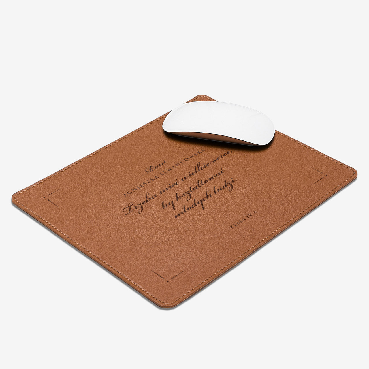 Grawerowana podkładka na biurko - praktyczny prezent na Dzień Nauczyciela