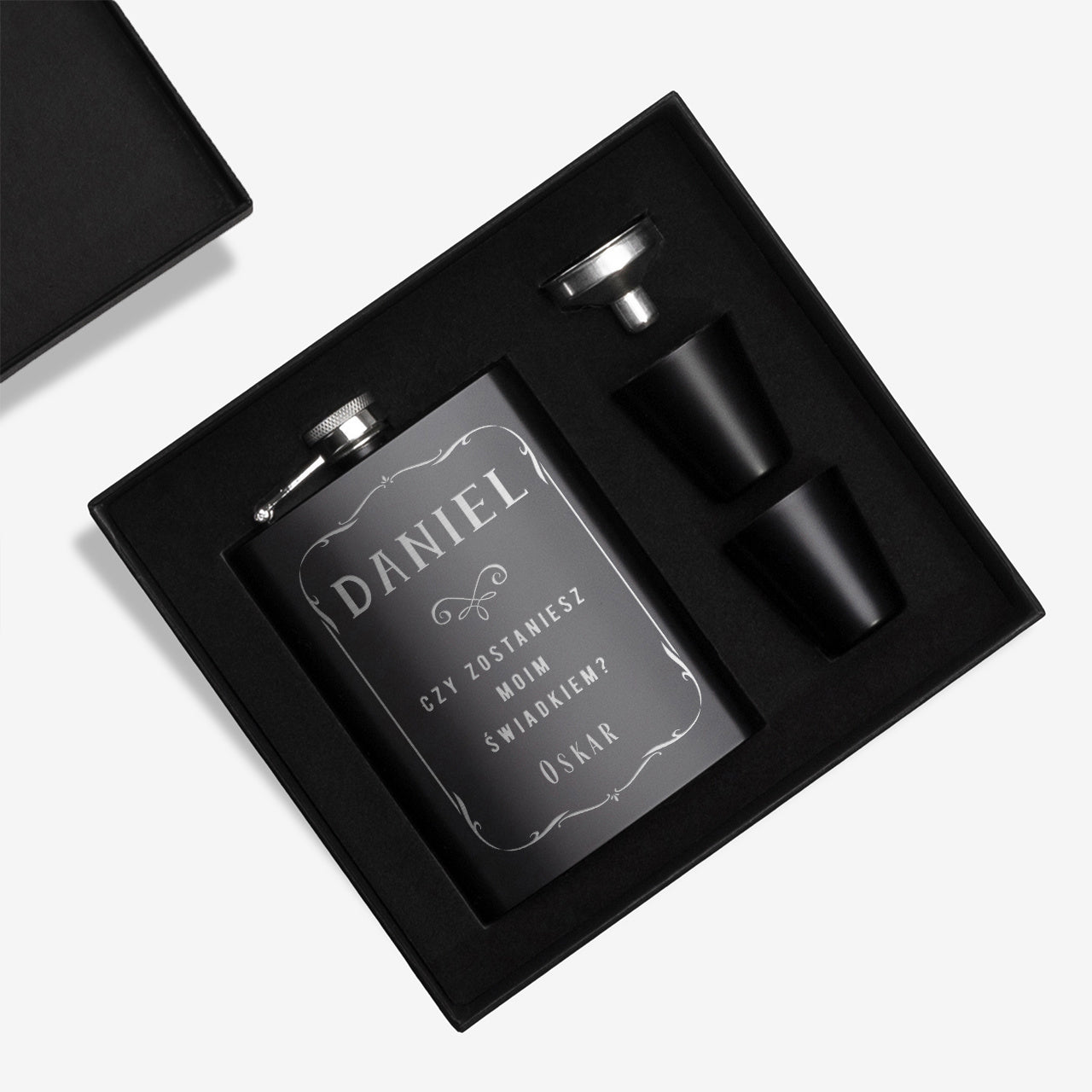 Grawerowana piersiówka - pytanie do świadka piersiówka dla świadka prośba o świadkowanie prezent dla świadka