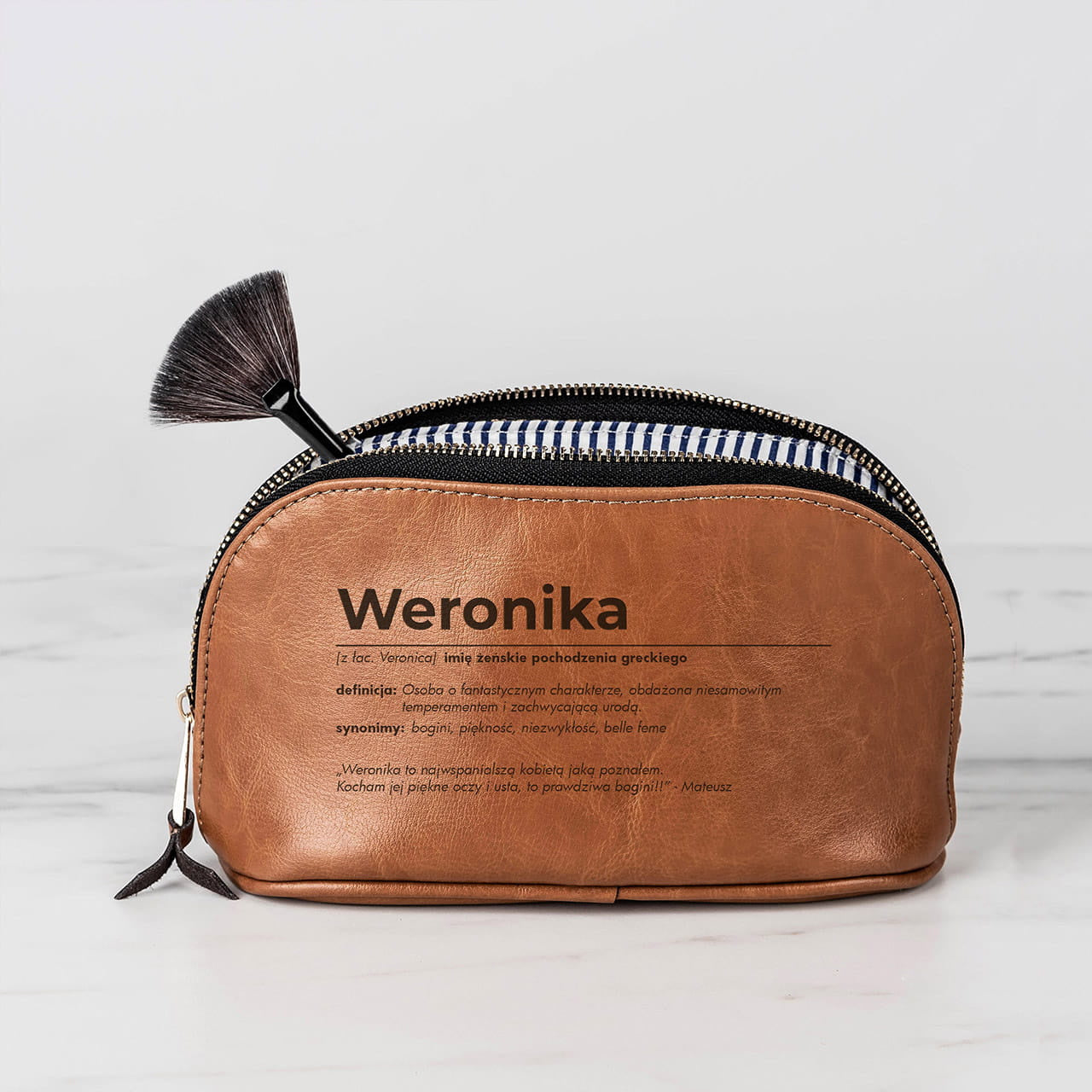 Personalizowana kosmetyczka damska - Definicja - prezent imieninowy dla niej skórzana kosmetyczka