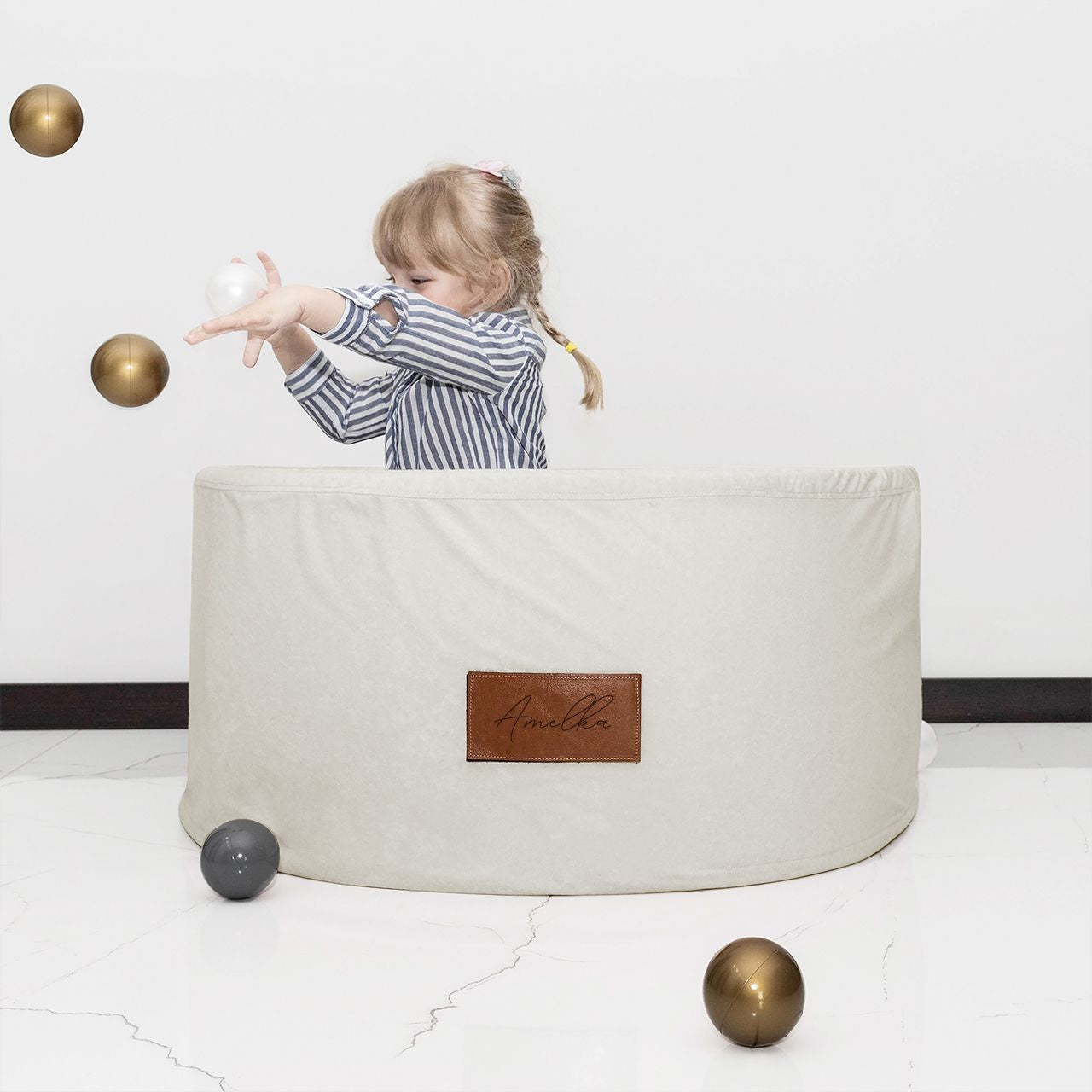 Suchy basen z piłeczkami - personalizowany prezent dla dziecka