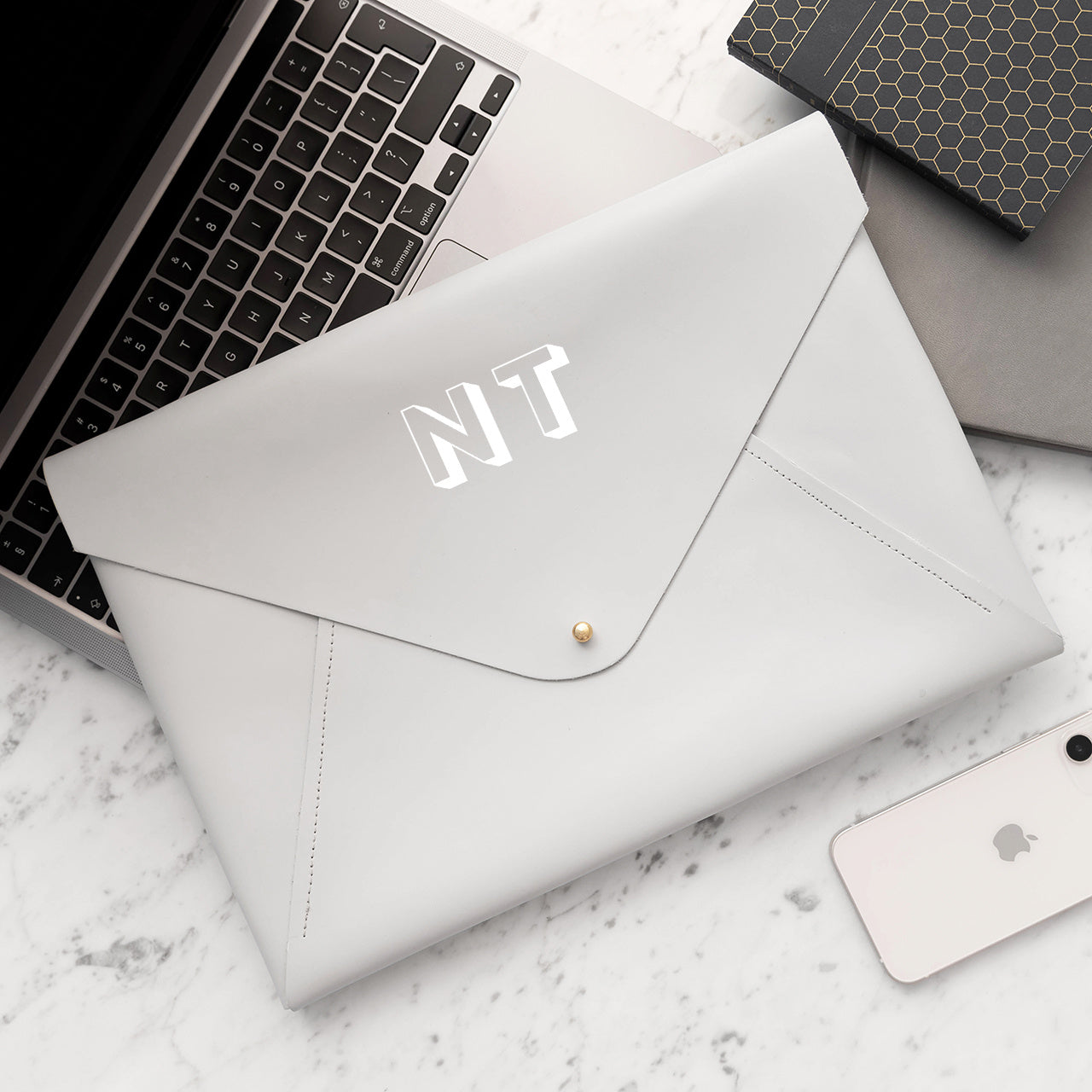 Skórzany case na laptopa - szary z inicjałami
