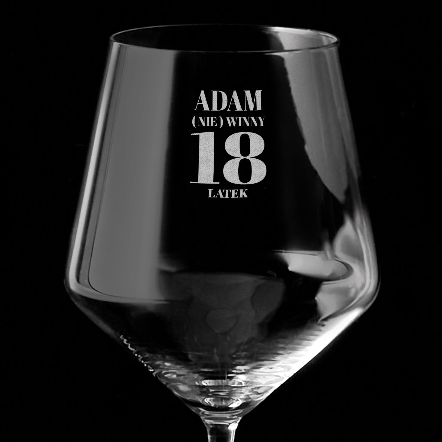 Grawerowany kieliszek na 18 urodziny (Nie)Winny prezent na 18 urodziny kieliszek do wina z grawerem