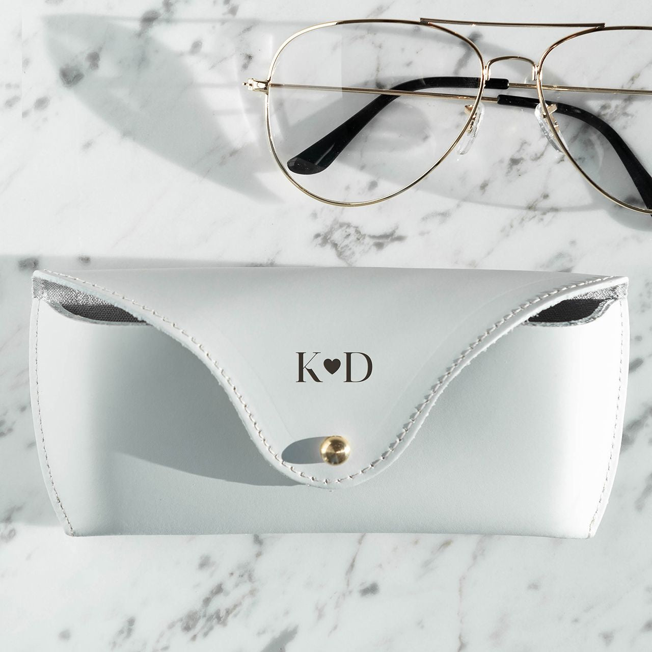 Eleganckie etui na okulary z inicjałami - prezent dla żony