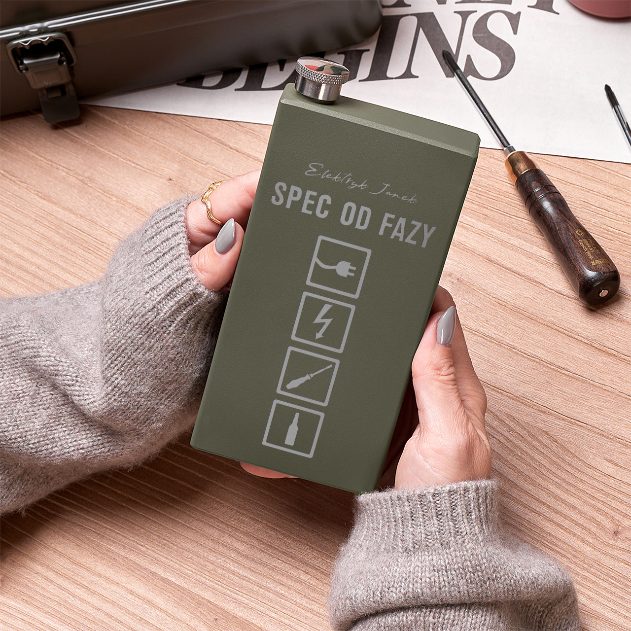 Piersiówka z grawerem dla elektryka elegancka piersiówka z grawerem prezent dla elektryka