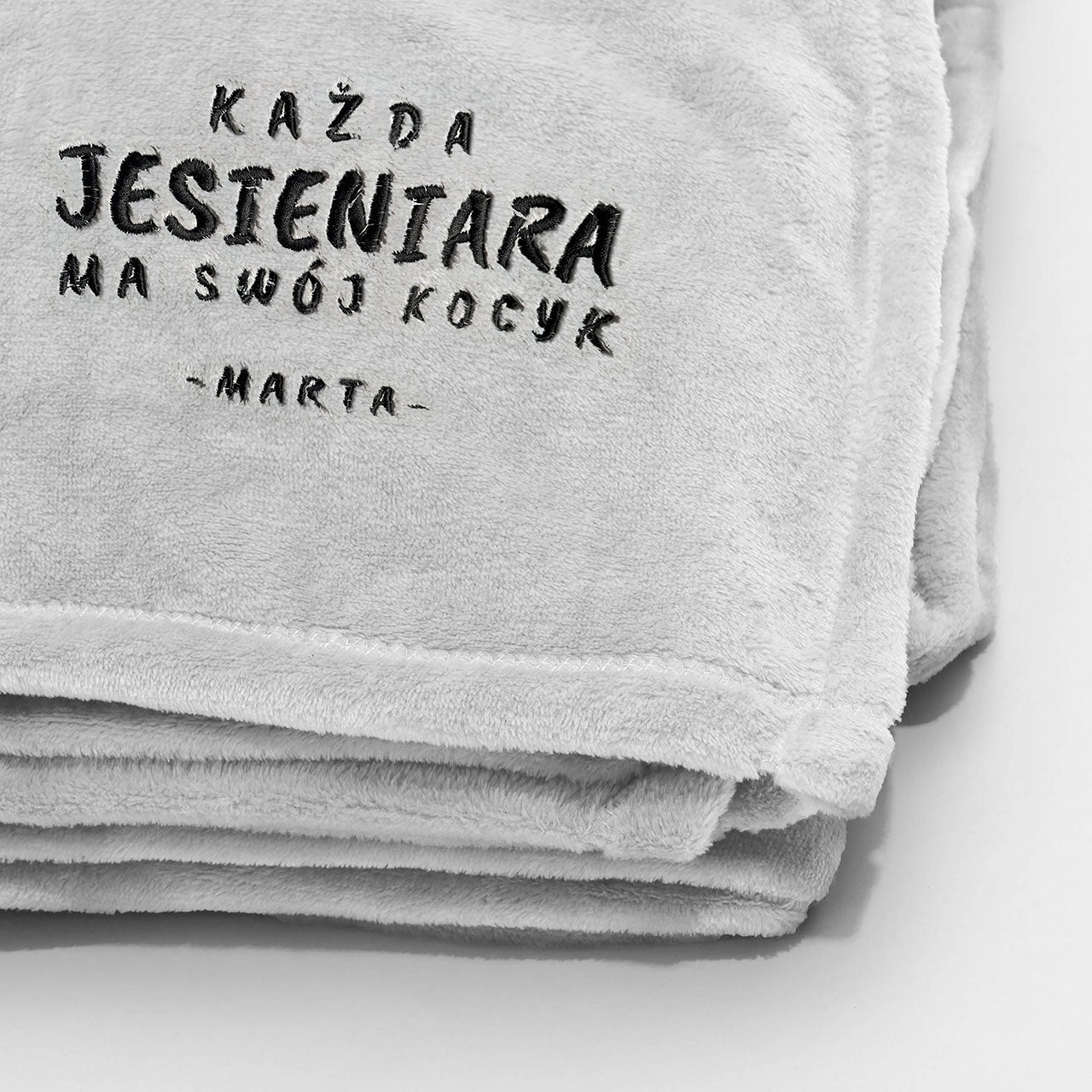 Haftowany koc - praktyczny prezent dla jesieniary