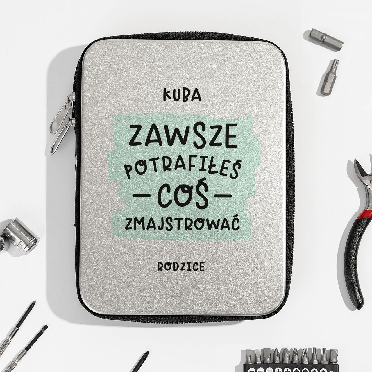 Narzędzia w etui dla nastoletniego syna