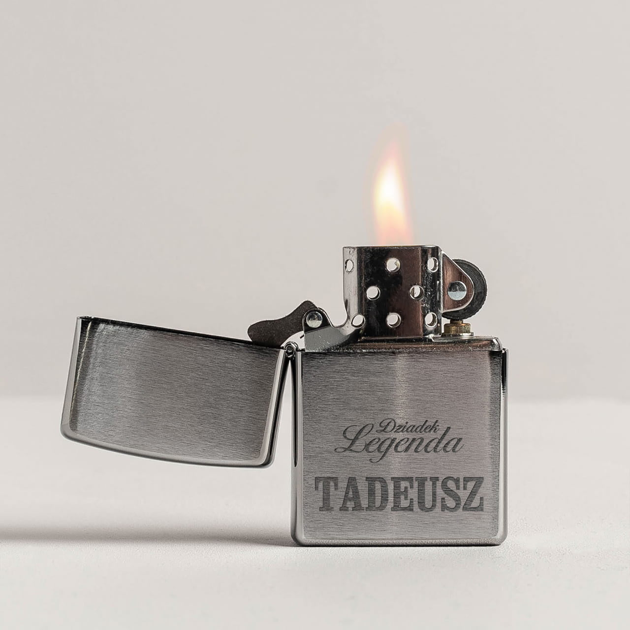 Grawerowana zapalniczka - elegancki prezent dla dziadka