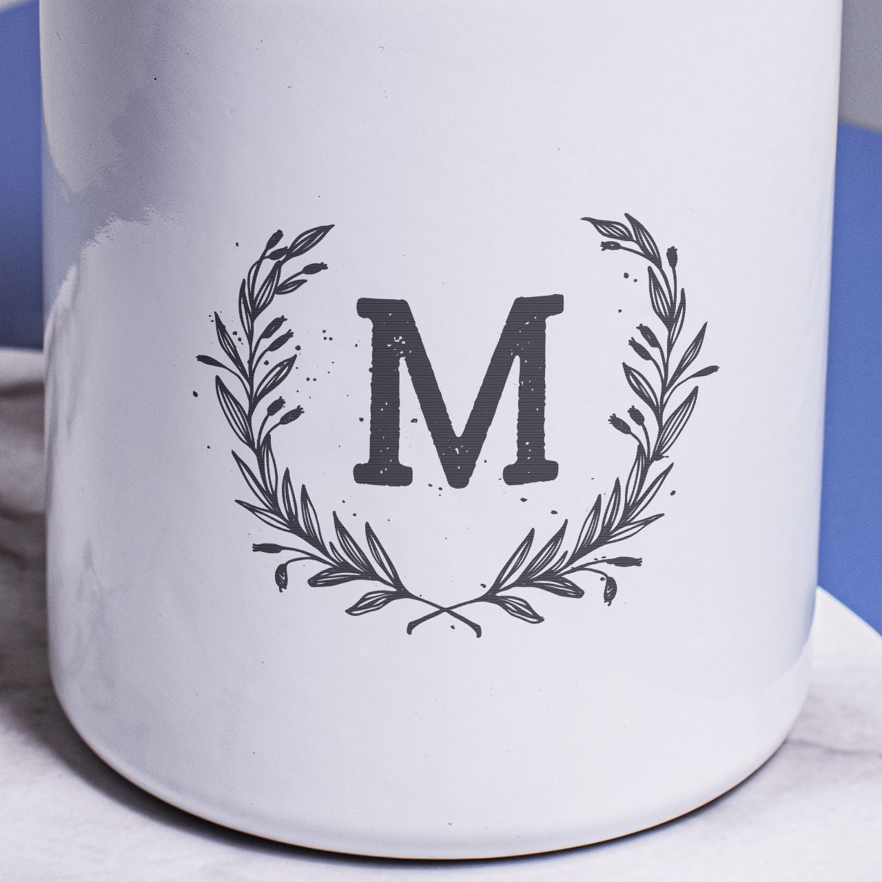 Emaliowany wazon z monogramem