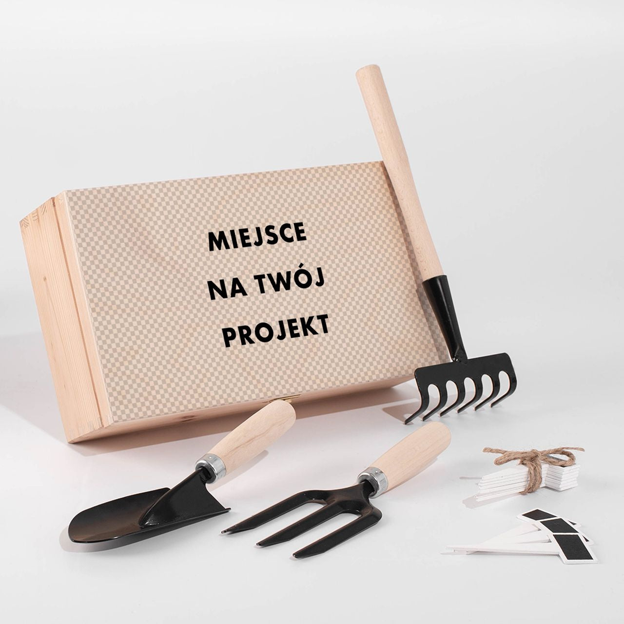 Narzędzia ogrodowe w skrzynce z własnym napisem