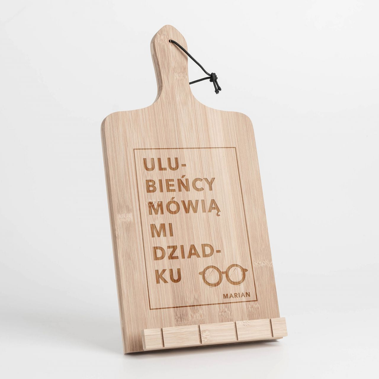 Drewniana podstawka pod książkę kucharską - prezent od wnuków dla dziadka