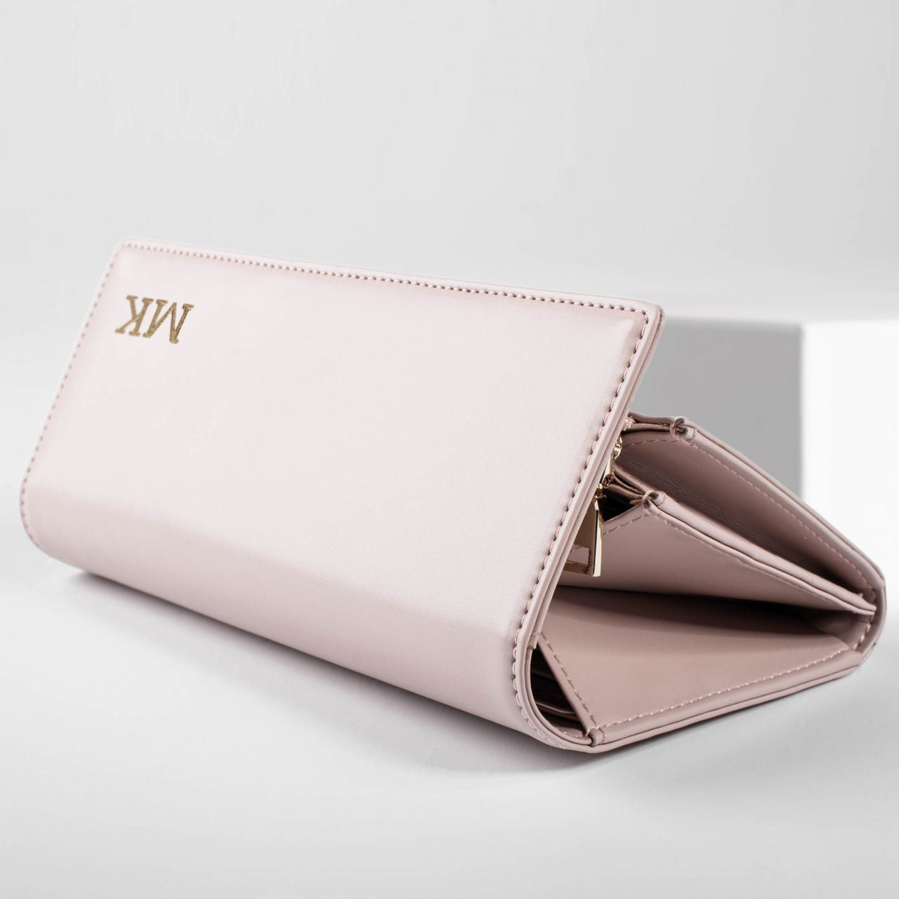 Damski portfel ze skóry ze złotymi inicjałami