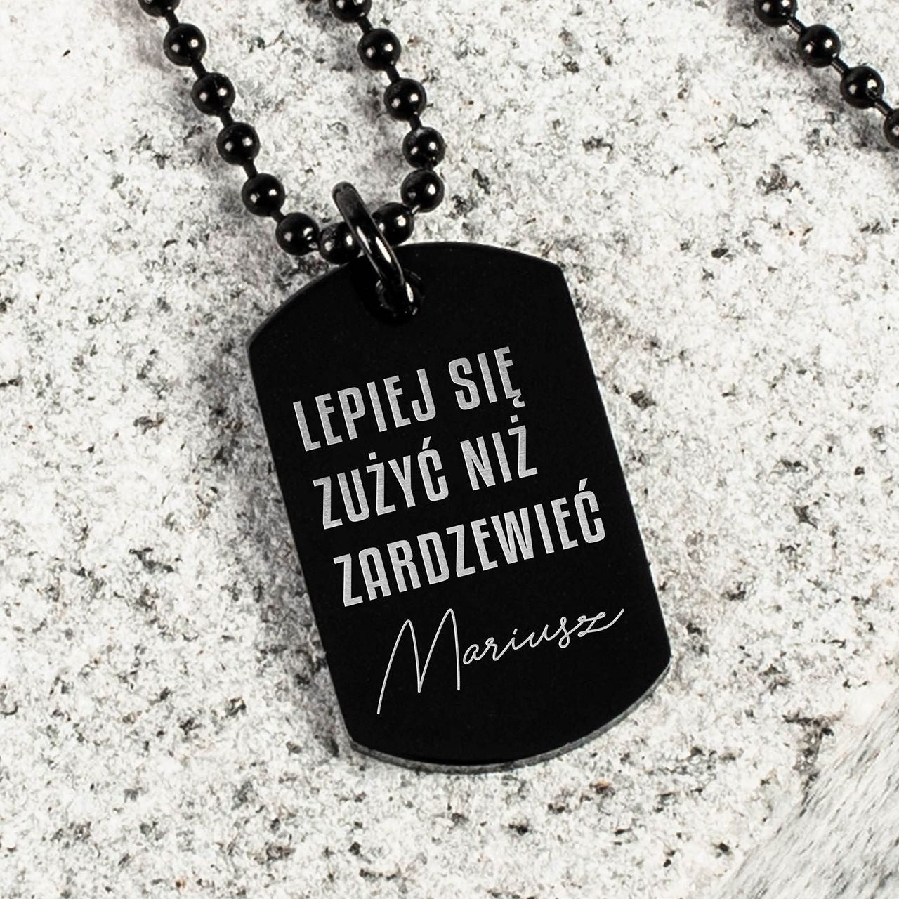 Nieśmiertelnik z cytatem dla niego - Lepiej się zużyć niż zardzewieć